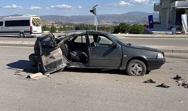 Elazığ'da otomobil, aydınlatma direğine çarptı: 1'i ağır 3 yaralı