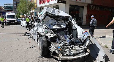 Freni patlayan kamyon caddeyi savaş alanına çevirdi: 10 araç zarar gördü, 5 yaralı