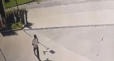Kargadan kaçarken taklalar attı, o anlar kamerada