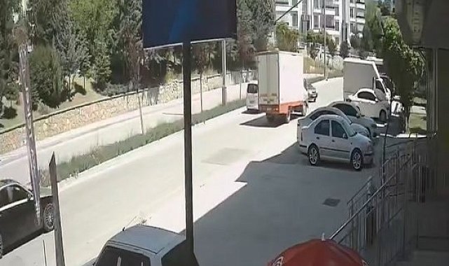 Karşı şeride geçen otomobil, kamyonetle çarpıştı: O anlar kameraya yansıdı