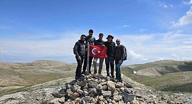 Komşu iki il zirvede birleşti, en yüksek yere Türk bayrağı dikti