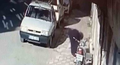 Önce takip etti, ardından yere düşen parayı alıp kayıplara karıştı: O anlar kamerada
