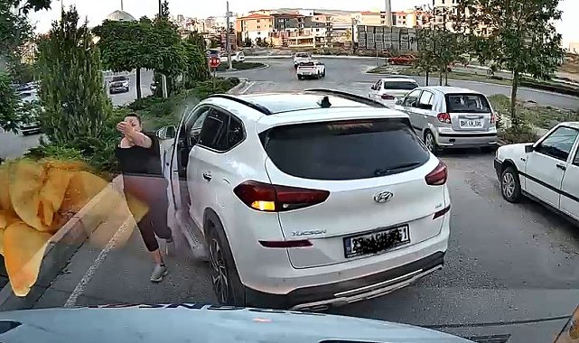 Trafikte yol kesip tepki gösteren sürücü kamerada