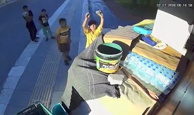 Büfe kapalı olunca aldıkları suyun parasını kameraya gösterip bıraktılar