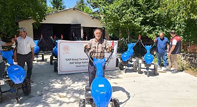 Elazığ'da çiftçilere çapa makinesi dağıtıldı