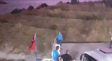 Elazığ'da fırtına etkili oldu: Feribot iskeleye yanaşamadı