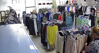 Elazığ'da mağazadan hırsızlık anı kamerada