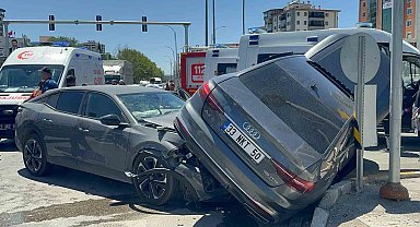 Elazığ'da otomobiller çarpıştı: 5 yaralı