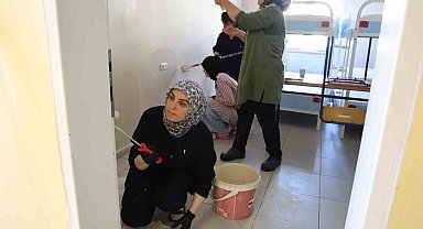 Fedakar öğretmenler tatilde okulu yeni döneme hazırlıyor