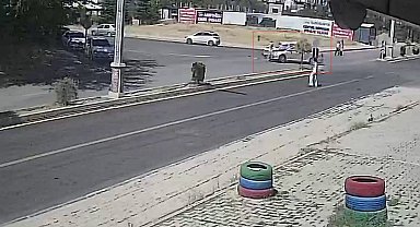 İki otomobil çarpıştı, yoldan geçen şahıs son anda kurtuldu